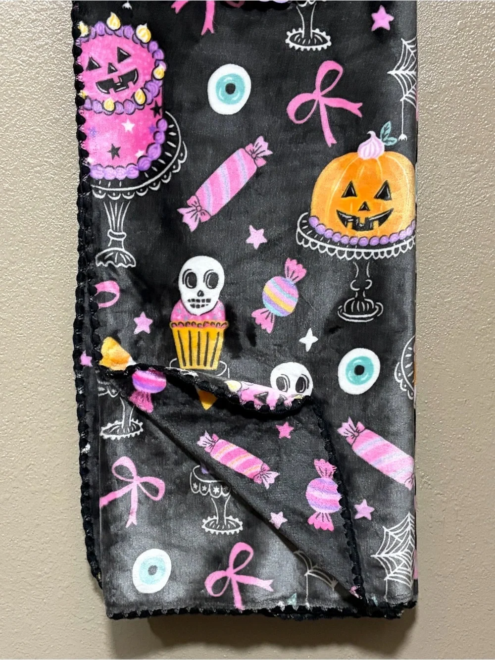 NEW Oversized Halloween Plush Skull Throw Blanket Black and Pink Cozy Fall